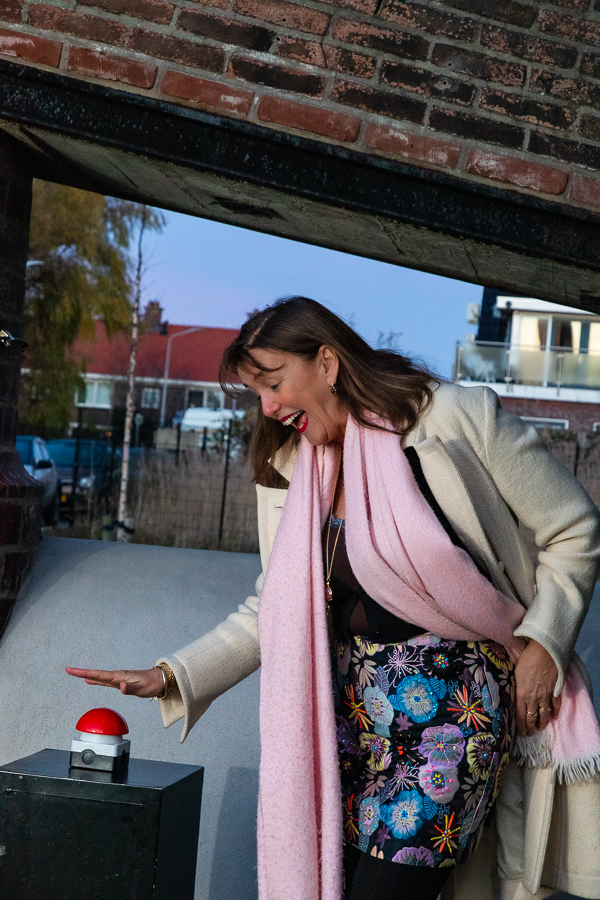 Wethouder Marja Ruigrok bij officieel aanlichten Schoorsteen Ketelhuis Rijsenhout (c) Violet Johan fotografie